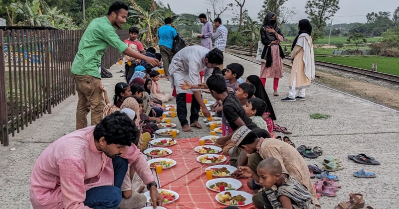 মাতৃনিকেতনের উদ্যোগে পথশিশুদের সাথে ইফতার