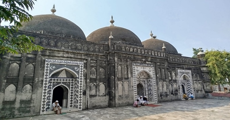 তিন গম্বুজবিশিষ্ট ইটনা শাহী মসজিদ। ছবি: খোলা কাগজ