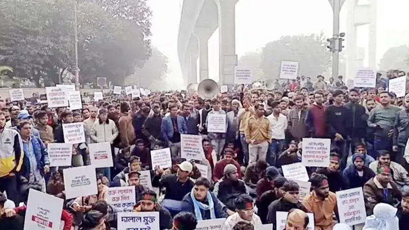 কারওয়ান বাজারে মোবাইল ব্যবসায়ীদের অবস্থান, ব্লকেড কর্মসূচি