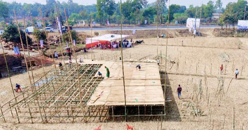 কুমিল্লা সদর দক্ষিণের ডিকবাজি মাঠে তারেক রহমানের নির্বাচনী জনসমাবেশের মঞ্চ তৈরি করা হচ্ছে।