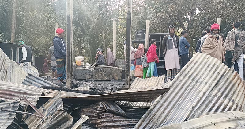 মতলব উত্তরে দেওয়ানজীকান্দি গ্রামে আগুনে পুড়ে যাওয়া বসতঘরের ধ্বংসাবশেষ।