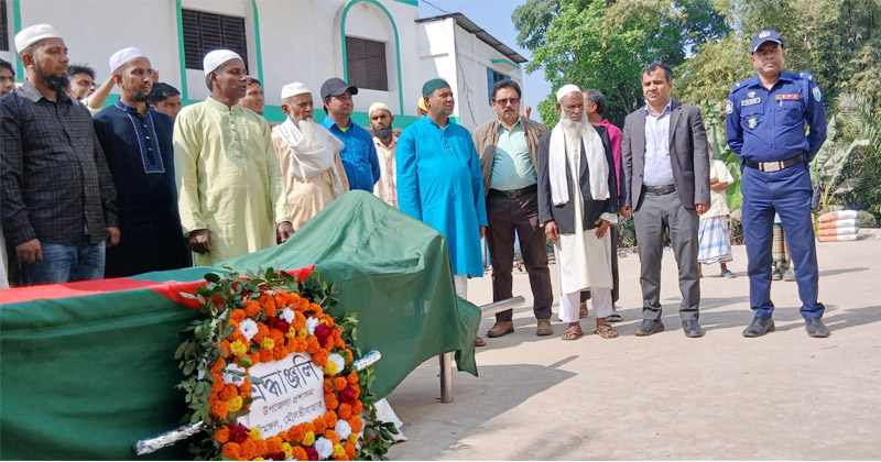  মুক্তিযোদ্ধা মো. আব্দুল মালিককে গার্ড অব অনার প্রদান করেন শ্রীমঙ্গল উপজেলা নির্বাহী অফিসার মো. ইসলাম উদ্দিন।