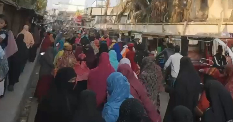 ভোলায় জামায়াত আমিরের বিরুদ্ধে কর্মজীবী নারীদের ঝাড়ু মিছিল
