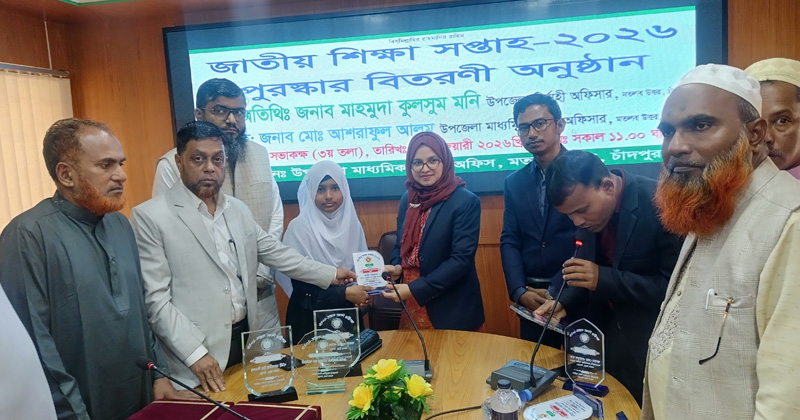 পুরস্কার তুলে দিচ্ছেন ইউএনও মাহমুদা কুলসুম মনি। 