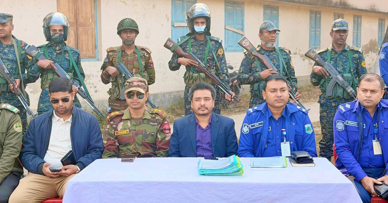 ঈশ্বরদীতে পুলিশ ও আনসার বাহিনীর নির্বাচনি ব্রিফিং প্যারেড অনুষ্ঠিত