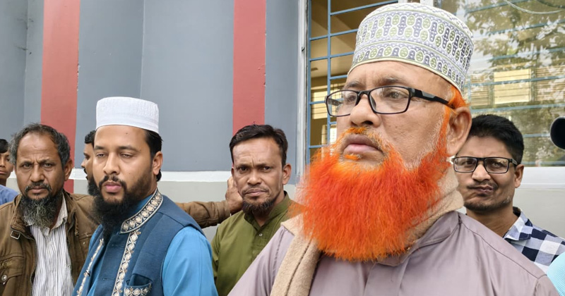 টাকাসহ আটক জামায়েত নেতা। ছবি: প্রতিনিধি