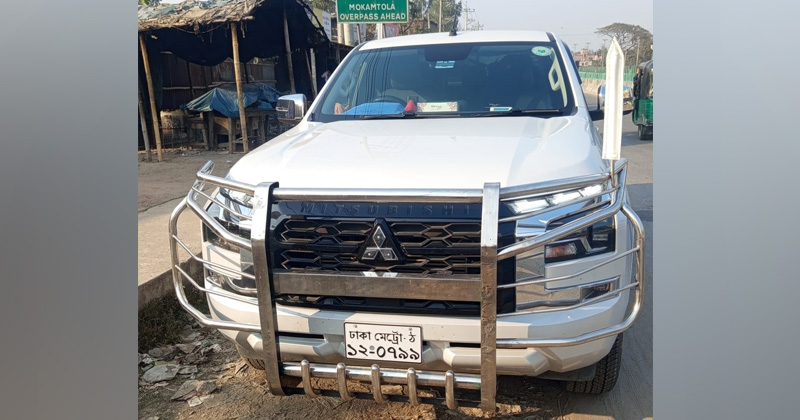 জয়পুরহাটের সরকারি কর্মকর্তাদের গাড়ি বিলাশ, সাংবাদিককে গাড়ি চাপার চেষ্টা