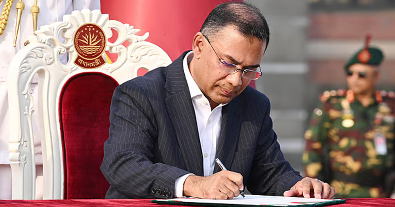 প্রধানমন্ত্রী হিসেবে শপথ নেওয়ার পর শপথ বইয়ে স্বাক্ষর করেন তারেক রহমান | ছবি: পিআইডি