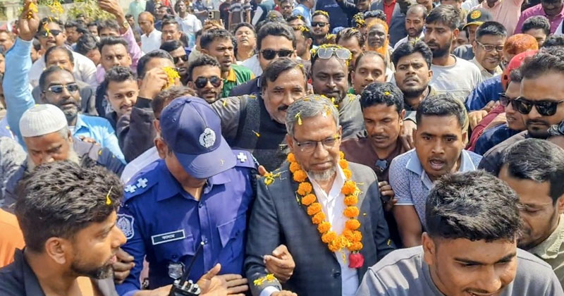 ফুলেল ভালোবাসায় সিক্ত হলেন এমপি আব্দুল আজিজ