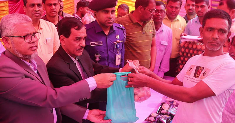 নওগাঁয় সুলভ মূল্যে দুধ ও ডিম বিক্রি উদ্বোধন