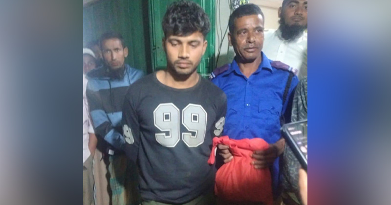 ইয়াবাসহ আটক যুবক ও চৌকিদার। ছবি: প্রতিবেদক
