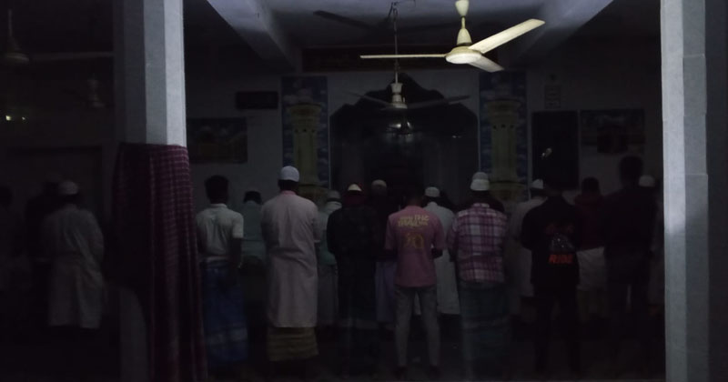 ছবি: লোডশেডিংয়ের কারণে পাবনার ভাঙ্গুড়া উপজেলার কৈডাঙ্গা জামে মসজিদে টর্চ লাইট জ্বালিয়ে নামাজ আদায়