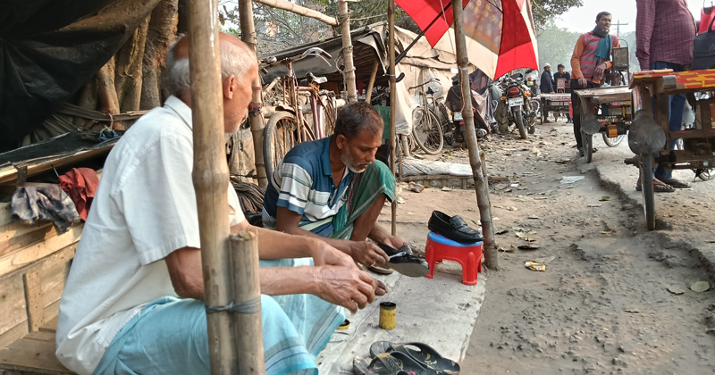 ছবিটি উপজেলা সদর আড়পাড়া বাজার থেকে তোলা। ছবি: প্রতিনিধি