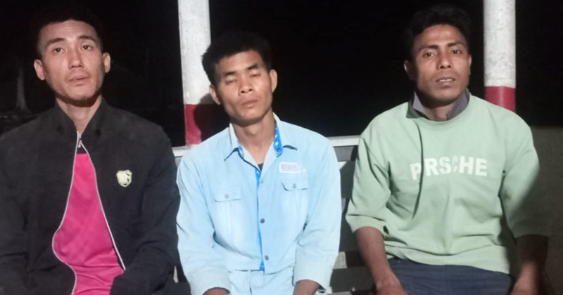 আটক আরাকান আর্মির তিন সদস্য। ছবি : প্রতিনিধি