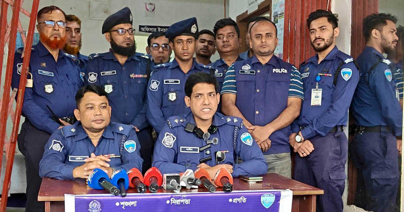 মতলব উত্তরে পরকীয়ার জেরে বৃদ্ধা হত্যার রহস্য উদঘাটন শেষে সংবাদ সম্মেলনে সহকারী পুলিশ সুপার (মতলব সার্কেল) জাবির হুসনাইন সানীব। 