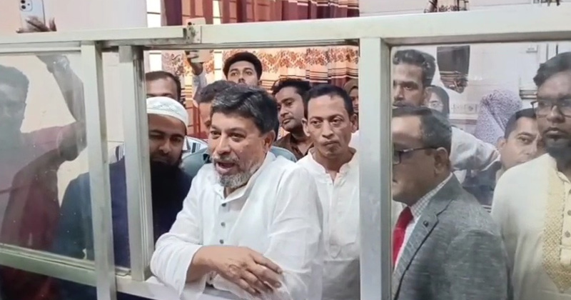 মাদারীপুরে রোগী সেজে সাংসদ জাহান্দারের হাসপাতাল পরিদর্শন