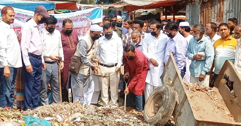 পাঁচবিবিতে ময়লা-আবর্জনা পরিষ্কার করলেন ইউএনও সেলিম আহমেদ