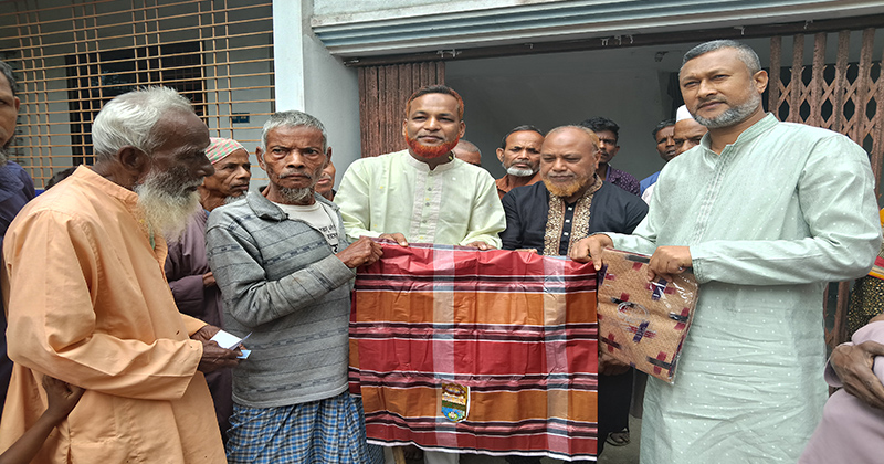 ঈদুল ফিতর উপলক্ষে গঙ্গাচড়ায় দুস্থদের মাঝে কাপড় বিতরণ