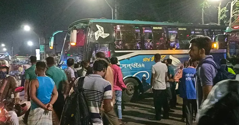 কাউন্টারে ঘরমুখো মানুষের ভিড়, চাপ বেড়েছে দূরপাল্লার বাসে