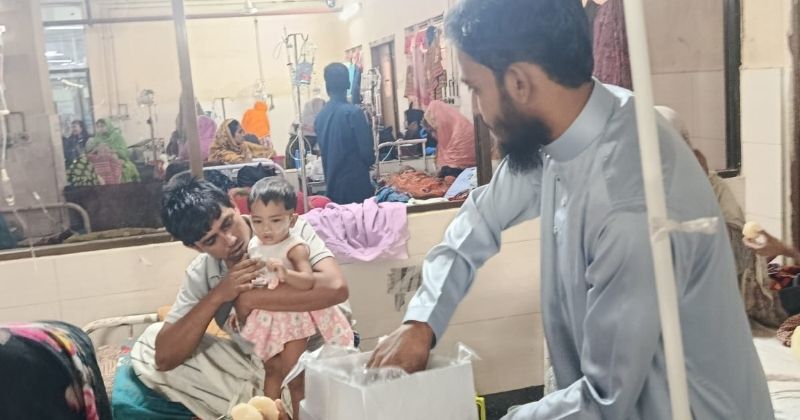 হাসপাতালে বিআরএফ ইয়ুথ ক্লাবের মিষ্টান্ন বিতরণ