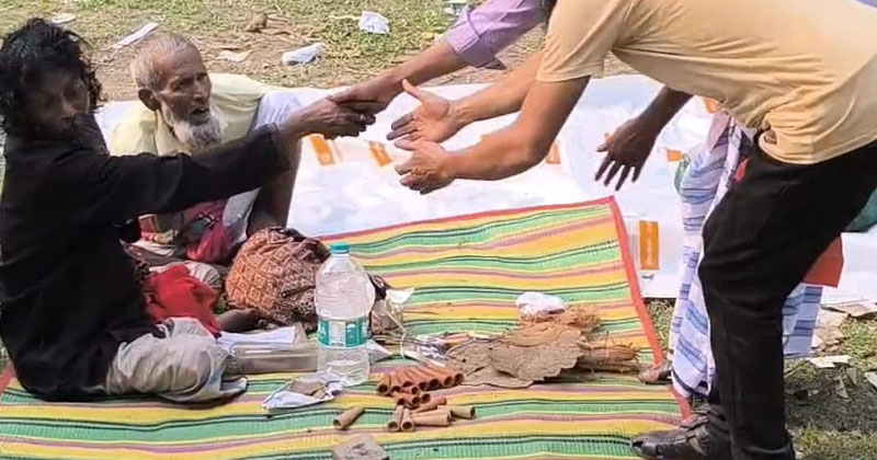 লেংটার মেলা ঘিরে মাজারসংলগ্ন পুকুরপাড় এলাকায় প্রকাশ্যে গাঁজা সেবনের দৃশ্য