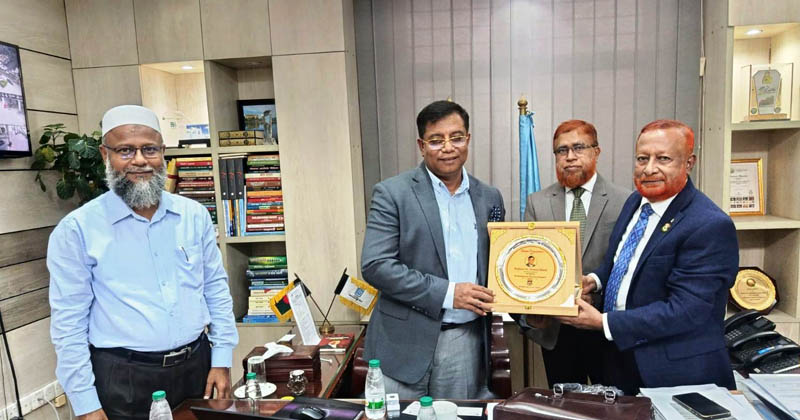 ইউজিসির নবনিযুক্ত চেয়ারম্যানকে আইআইইউসির পক্ষ থেকে ক্রেস্ট প্রদান করা হচ্ছে।