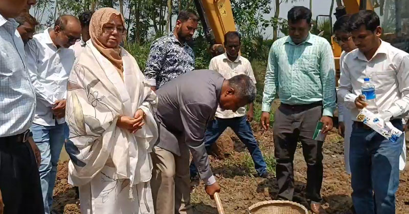 খাল খনন উদ্বোধনকালে জনপ্রশাসন ও খাদ্য প্রতিমন্ত্রী আব্দুল বারী