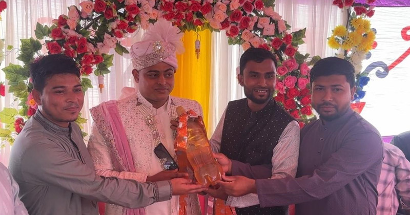 প্রবাসী বন্ধু আতিকুর রহমান লিটনের বিয়েতে বন্ধু মাসুম অকটেন উপহার।