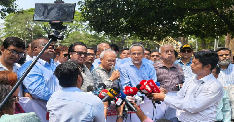 কথা বলছেন অ্যাডভোকেট রুহুল কবির রিজভী