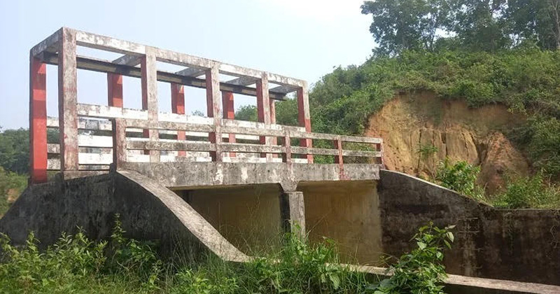 রাজনগরে দুই স্লুইসগেট এখন কৃষকের গলার কাঁটা
