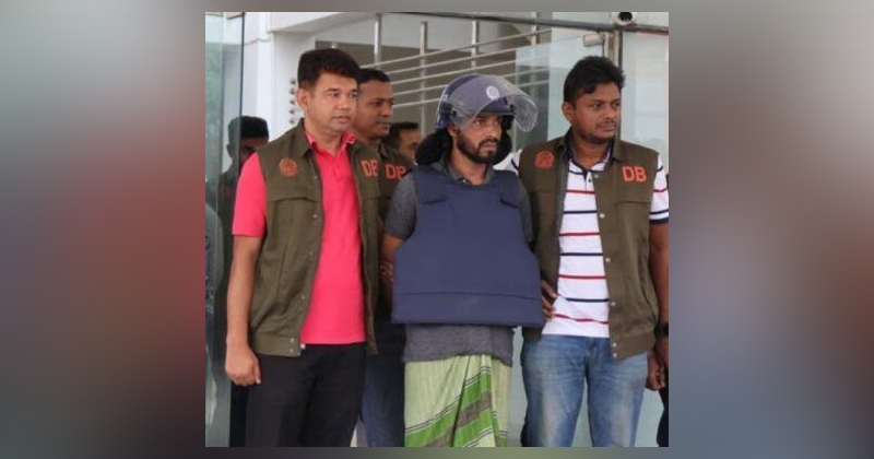 হাটহাজারীতে শীর্ষ সন্ত্রাসী মনা গ্রেপ্তার, বিপুল পরিমাণ অস্ত্র উদ্ধার