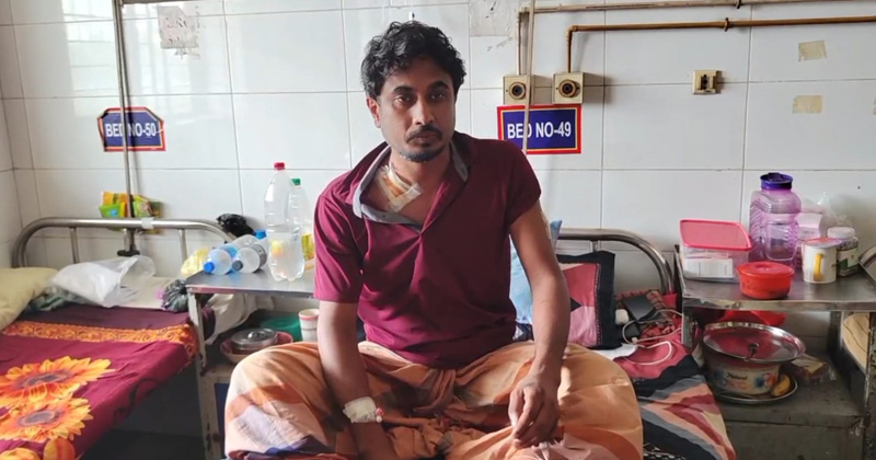 আহত অবসরপ্রাপ্ত পুলিশ সদস্য আশরাফুল হেকিম। ছবি: প্রতিনিধি