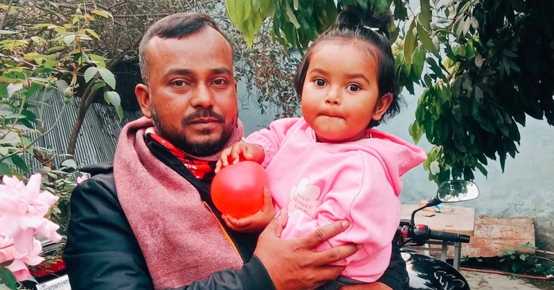 বজ্রপা‌তে নিহত বাবা সুমন আহ‌ম্মেদ ও তার কোলে কন্যা শিশু সাফিয়া। ছবি: প্রতিনিধি