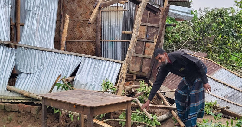 জুড়ী উপজেলার ফুলতলা ইউনিয়নের বিরইনতলা গ্রামে ঘূর্ণিঝড়ে লন্ডভন্ড ঘরবাড়ি | ছবি : খোলা কাগজ