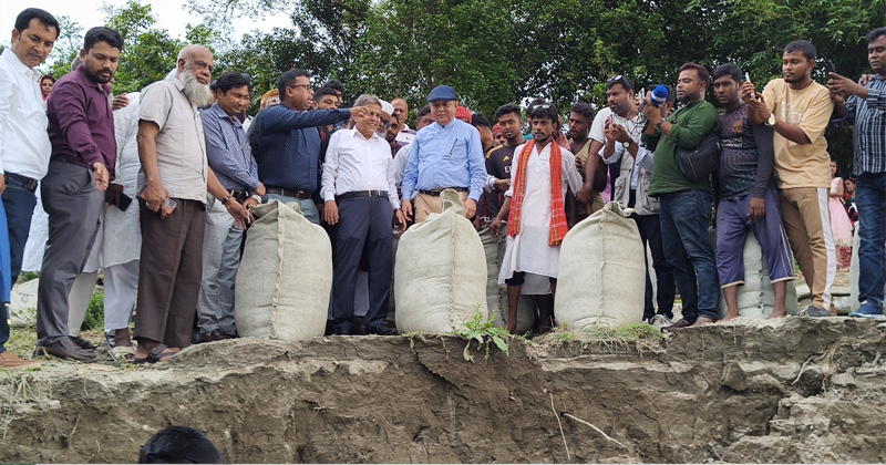 পদ্মা ভাঙনরোধে হরিরামপুরে জিও ব্যাগ ডাম্পিং শুরু