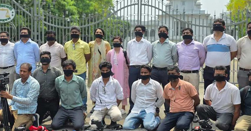 সুপ্রিম কোর্টের এজলাসে সাংবাদিক প্রবেশে নিষেধাজ্ঞা, প্রতিবাদে মানববন্ধন