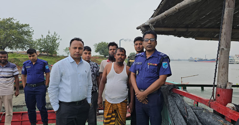ধলেশ্বরী নদী থেকে অবৈধভাবে মাটি উত্তোলনের সময় তিনটি ভেকু জব্দ