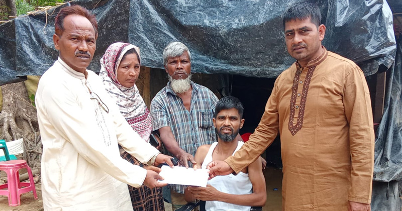 পঙ্গু আলী হোসেনের পাশে রামু উপজেলা প্রশাসন, পেলেন অর্থ সহায়তা