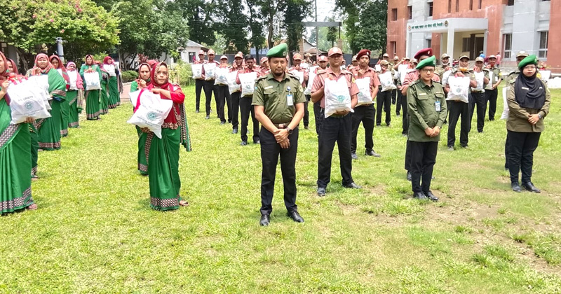 নীলফামারীতে আনসার সদস্যদের মাঝে ঈদ উপহার সামগ্রী বিতরণ