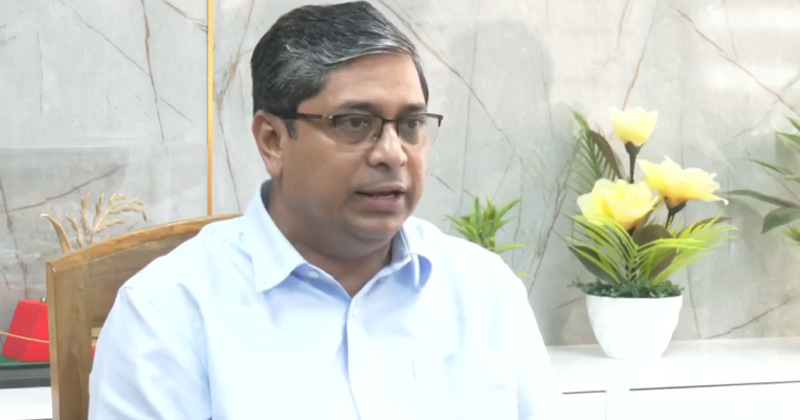 সাংবাদিকদের সাথে কথা বলছেন মীর শাহে আলম