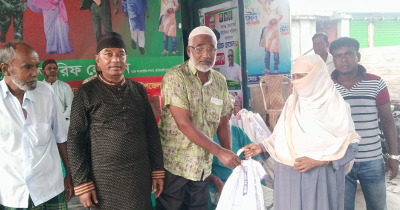 আটঘরিয়ায় অসহায় ও হতদরিদ্রদের মাঝে ঈদ সামগ্রী বিতরণ