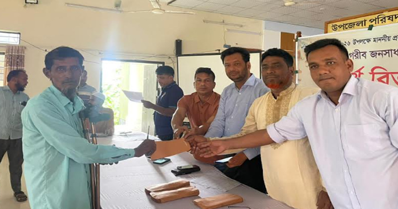 ‎সালথায় প্রধানমন্ত্রীর ত্রাণ তহবিলের অর্থ বিতরণ