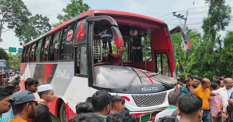 গোপালগঞ্জে মোটরসাইকেলে বাসের ধাক্কা, নিহত ৫