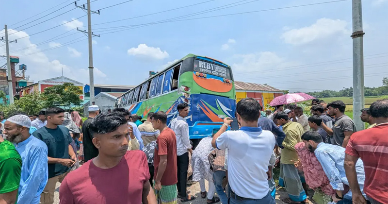 নেত্রকোণায় বাসচাপায় মা ও দুই মেয়ে নিহত
