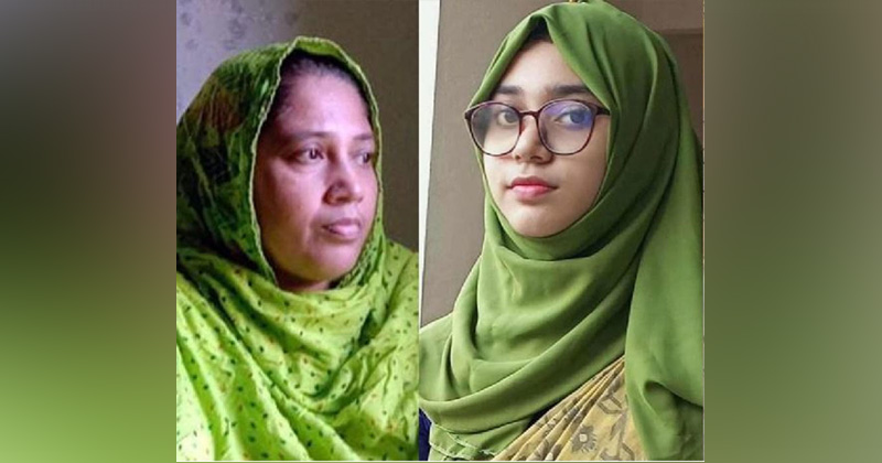কুবি শিক্ষার্থী সুমাইয়া ও তার মা। ছবি: প্রতিনিধি