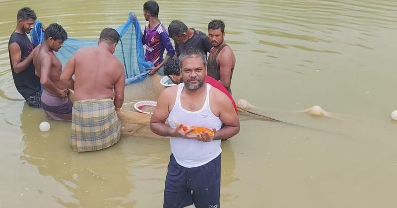 মাছ হাতে সফল উদ্যোগক্তা মোহাম্মদ বাবর আলী রায়হান