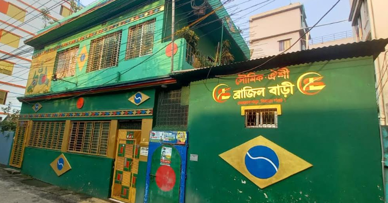 সিরাজগঞ্জে নজর কাড়ছে ‘ব্রাজিল বাড়ি’