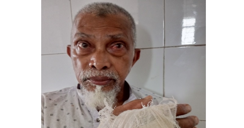আহত আব্দুল হেকিম। ছবি: প্রতিনিধি