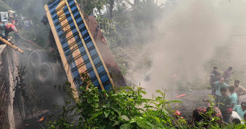 কুষ্টিয়ায় পাথরবোঝাই ট্রাক উল্টে চালকসহ নিহত ২