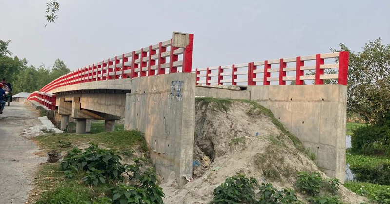 জলঢাকায় ব্রিজ আছে নেই সংযোগ সড়ক, দুর্ভোগে চার ইউনিয়নের মানুষ